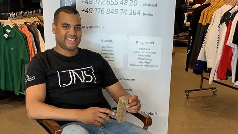 Reinigen statt neu kaufen | Markus Olusanya: Sneaker reinigen ist sein Job